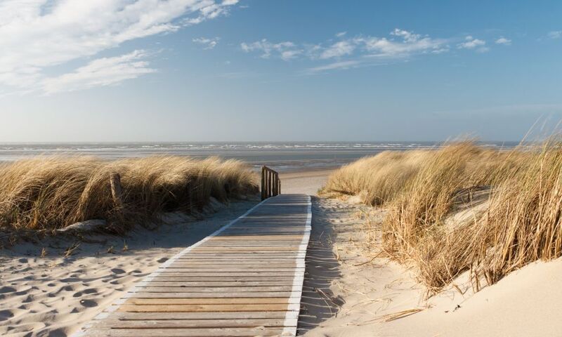 Bild von der Nordsee mit blick über eine Düne auf die See